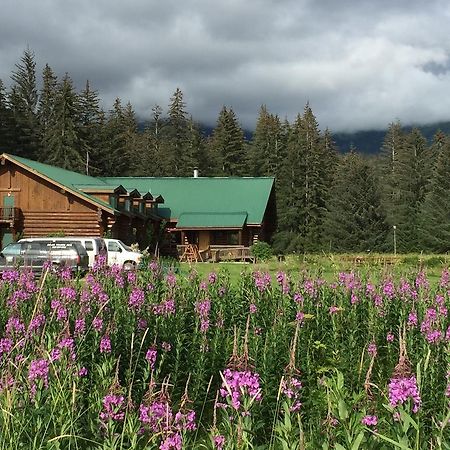 Bear Track Inn Густавус Экстерьер фото