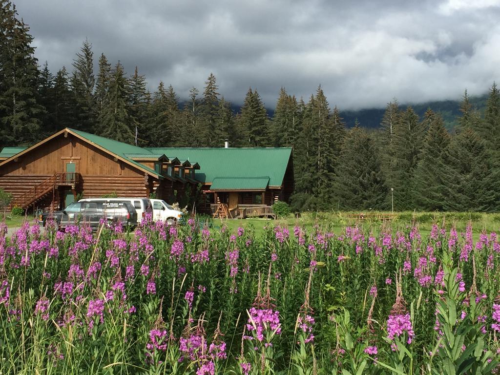 Bear Track Inn Густавус Экстерьер фото