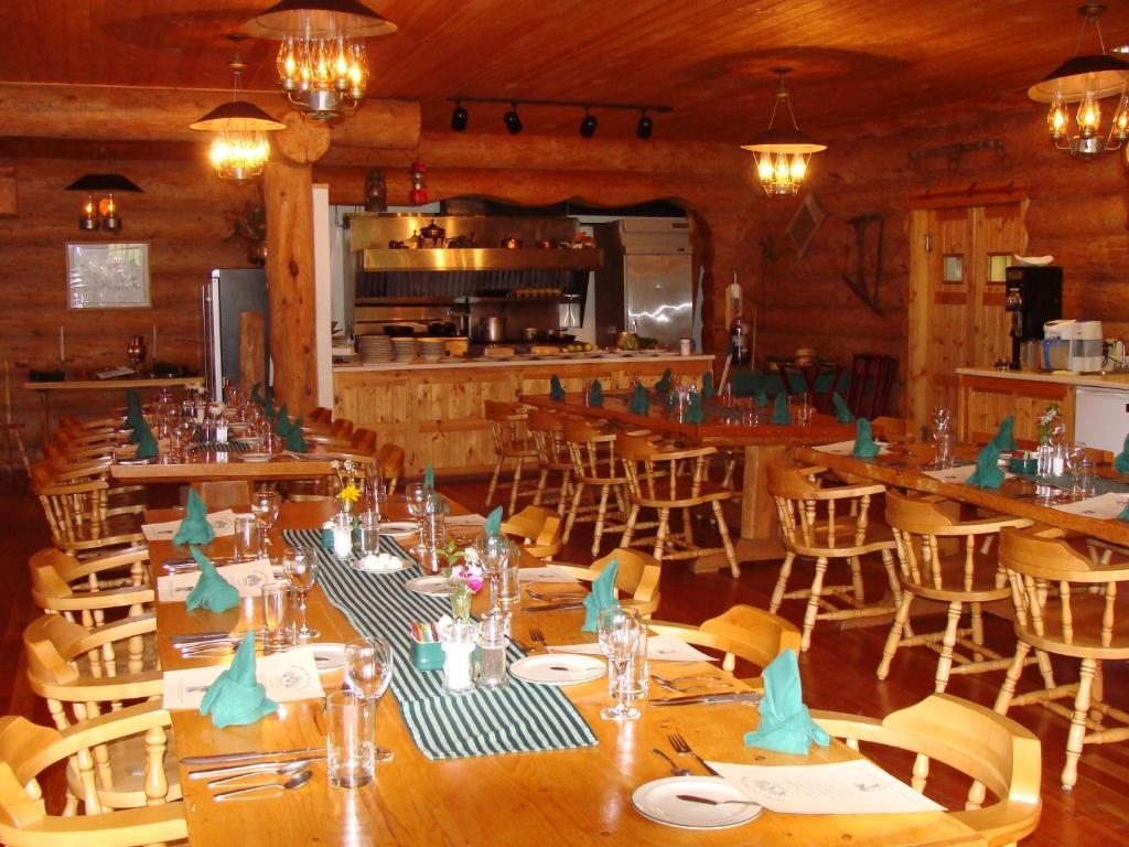 Bear Track Inn Густавус Экстерьер фото