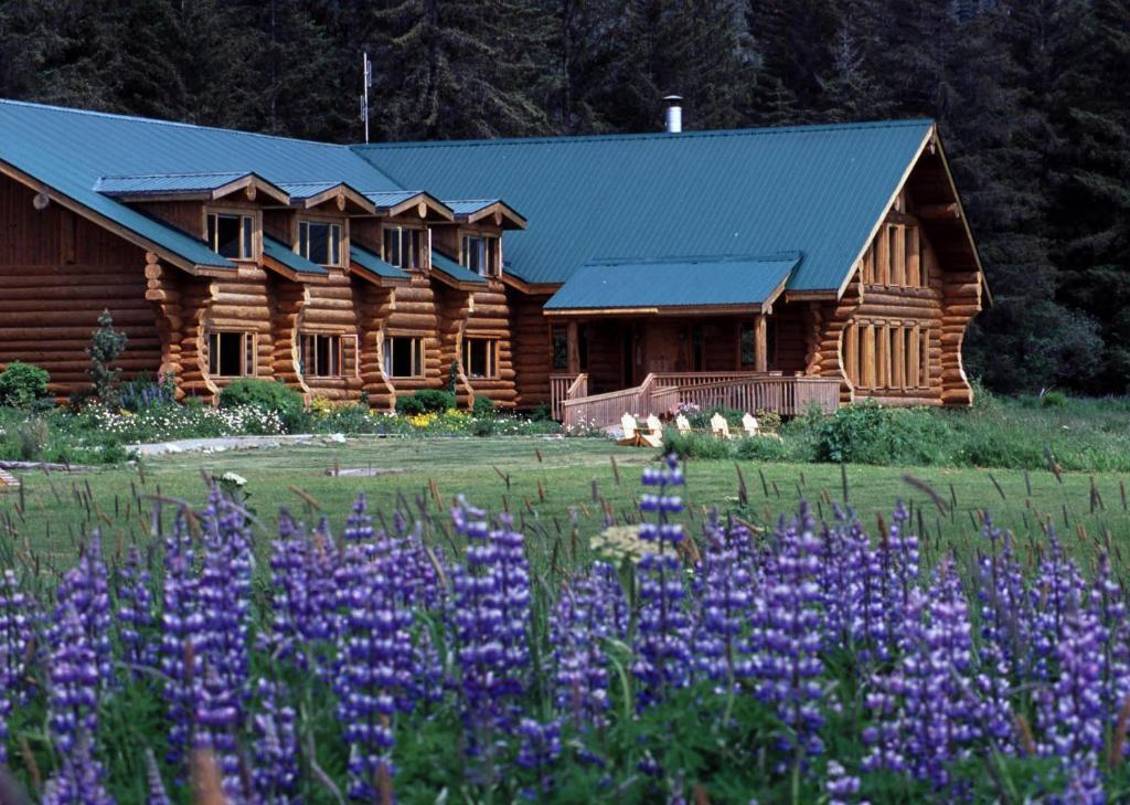Bear Track Inn Густавус Экстерьер фото